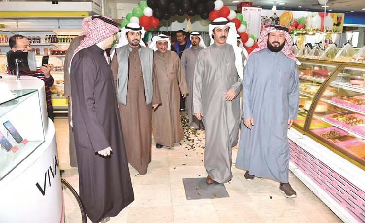 خالد الهضيبان وزيد الخالدي وأعضاء مجلس إدارة جمعية مبارك الكبير خلال جولة بين معروضات المهرجان- (متين غوزال) ﻿