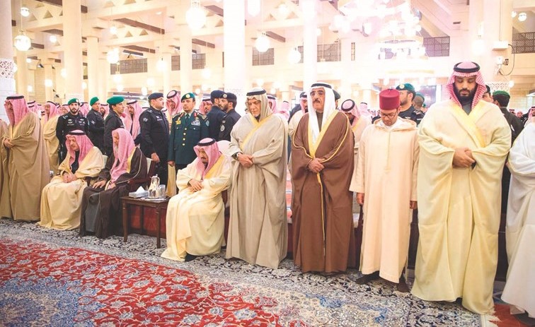 خادم الحرمين الشريفين الملك سلمان بن عبدالعزيز يؤدي صلاة الميت على صاحب السمو الملكي الامير طلال بن عبدالعزيز امس -(واس)﻿