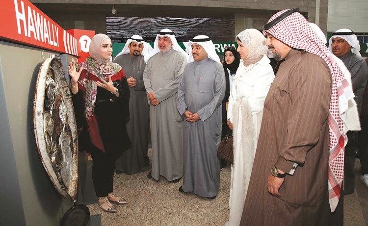 د.عبدالمحسن الحويلة وعبدالعزيز الكندري خلال جولة في المعرض	(زين علام) ﻿