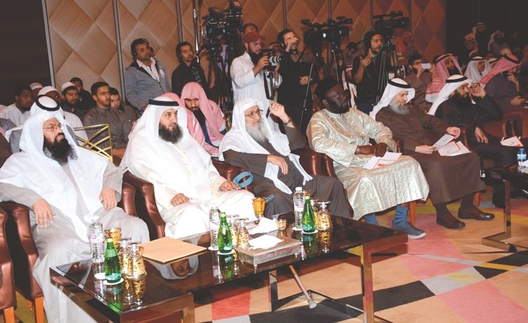 د.عبدالعزيز العتيبي وحماد الدوسري ود.فلاح مندكار ود.محمد نوح ود. عادل المطيرات ود.وليد الكندري خلال المؤتمر﻿