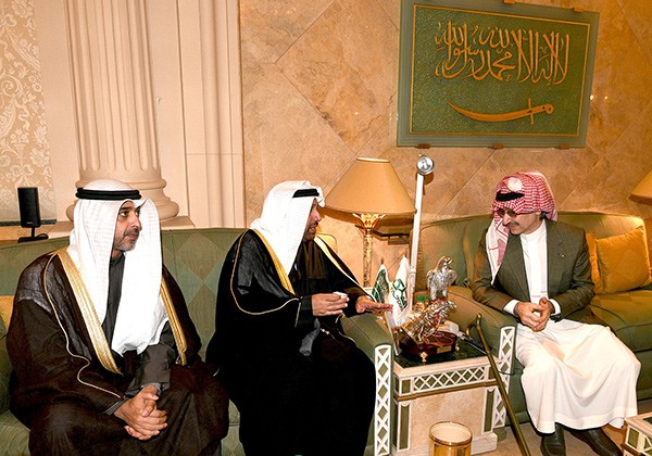ممثل سمو أمير البلاد يقدم واجب العزاء بوفاة الأمير طلال بن عبدالعزيز آل سعود