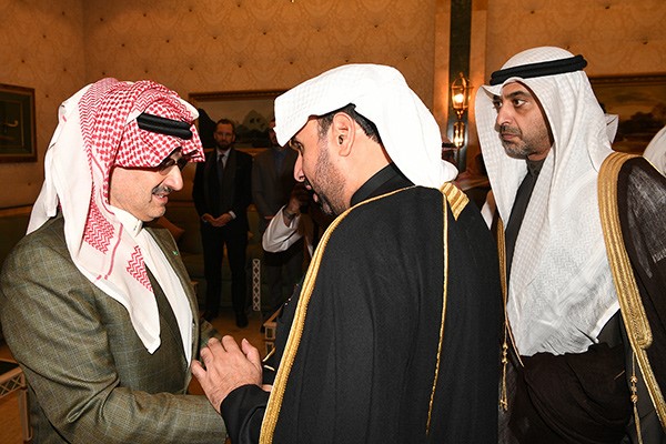  ممثل سمو الامير نائب وزير شؤون الديوان الأميري الشيخ محمد عبدالله المبارك الصباح يقدم واجب العزاء إلى صاحب السمو الملكي الأمير الوليد بن طلال بن عبدالعزيز آل سعود 