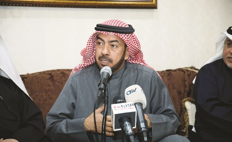 علي الدقباسي متحدثا خلال الندوة-(زين علام)﻿