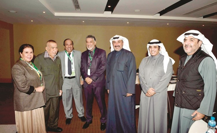 د.عبدالرحمن العوضي ود.خالد الصالح ود.حصة الشاهين ود.أحمد الشطي وعدد من المشاركين في الورشة	(متين غوزال)﻿