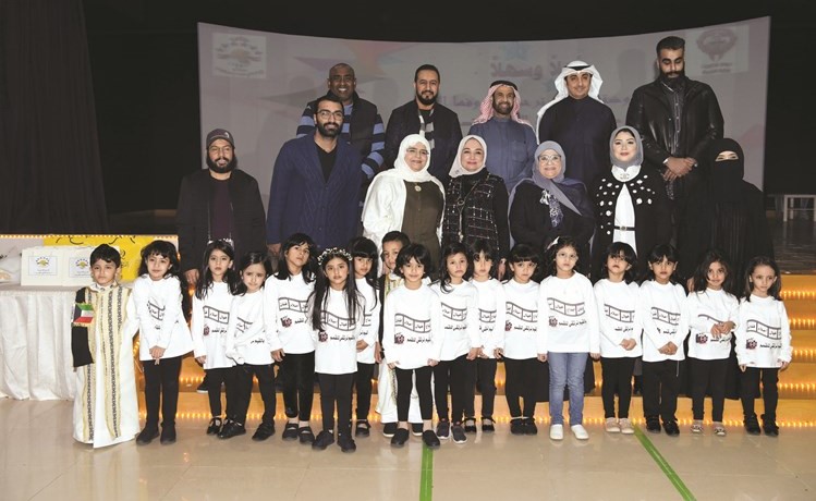 وليد العومي ونادية المسلم وعدد من المشاركين والمشاركات في دورة صناعة الأفلام الصغيرة 	(أحمد علي)﻿