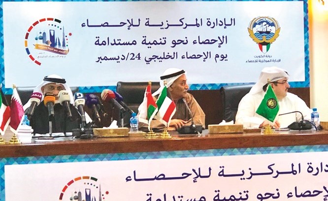 سامي العلي وعثمان العثمان خلال الاحتفال بيوم الإحصاء الخليجي﻿
