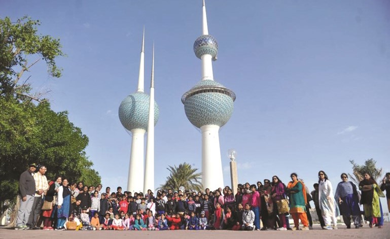 المشاركون في حملة تنظيف الشاطئ﻿