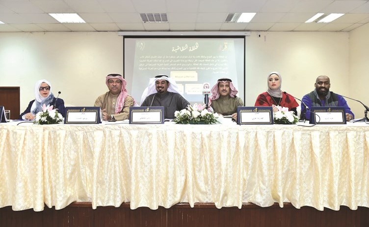 د.فيصل القحطاني متوسطا يوسف الحمدان وإنعام سعود وفهد الحارثي وتغريد الداود وسامي بلال في الجلسة الأولى﻿