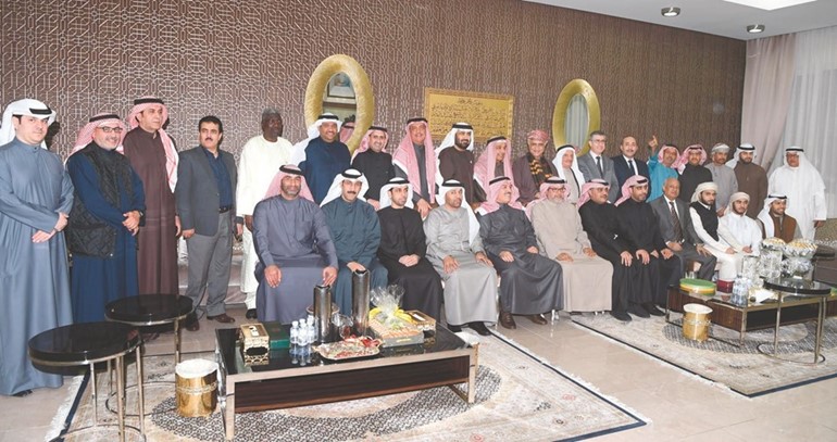 السفير الإماراتي رحمة الزعابي متوسطا الحضور خلال حفل العشاء﻿