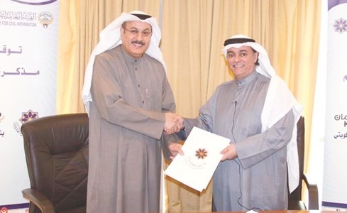 مساعد العسعوسي وصلاح المضف عقب توقيع مذكرة التفاهم﻿