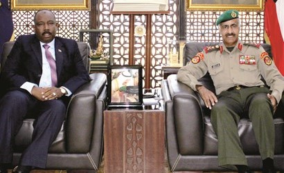 الفريق الركن محمد الخضر مستقبلا العميد الصادق يوسف محمد﻿