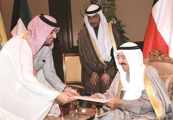 صاحب السمو الأمير يتسلم الرسالة من سفير قطر بندر العطية﻿