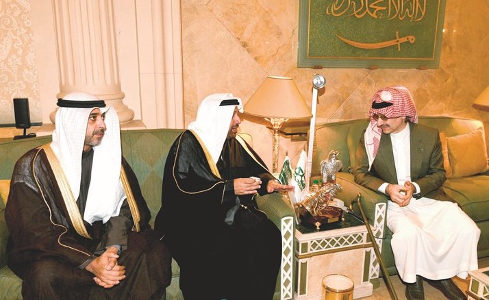 الشيخ حمد جابر العلي والشيخ محمد العبدالله خلال تقديم واجب العزاء إلى صاحب السمو الملكي الأمير الوليد بن طلال﻿