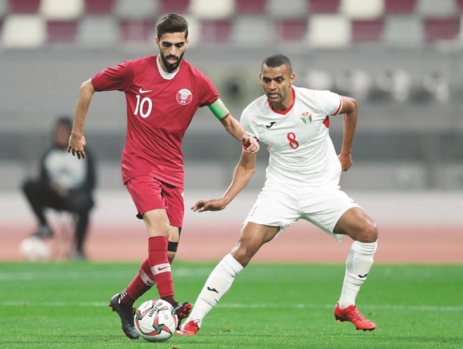 القطري الهيدوس يحاول المرور من لاعب الأردن﻿