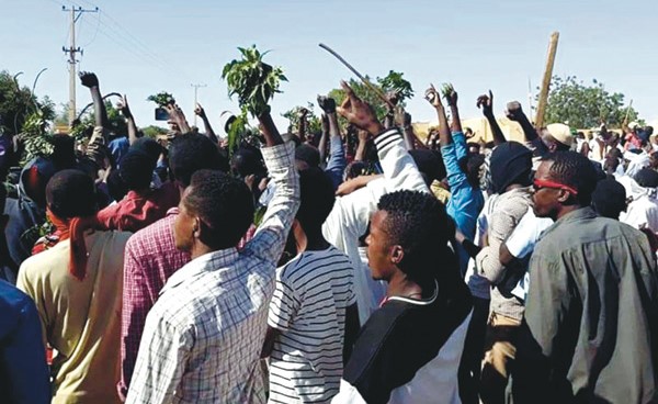 جانب من الاحتجاجات في السودان أمس 	(إنترنت)