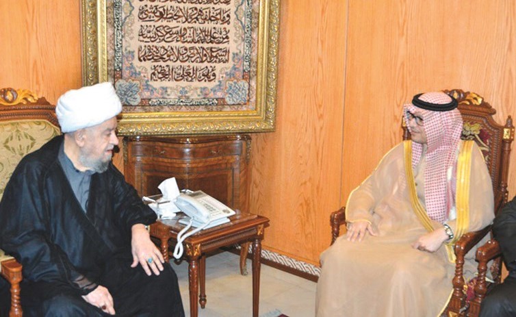 رئيس المجلس الإسلامي الشيعي الأعلى الشيخ عبد الأمير قبلانمستقبلاسفير المملكة العربية السعودية وليد بخاريفي مقر المجلس في الضاحية- (محمود الطويل) ﻿