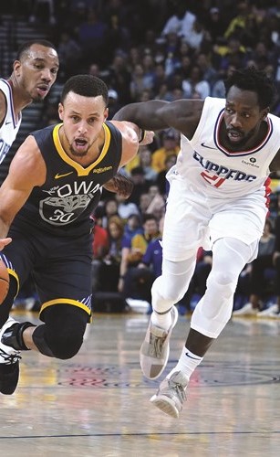كوري «يقتل» كليبيرز في الـ NBA