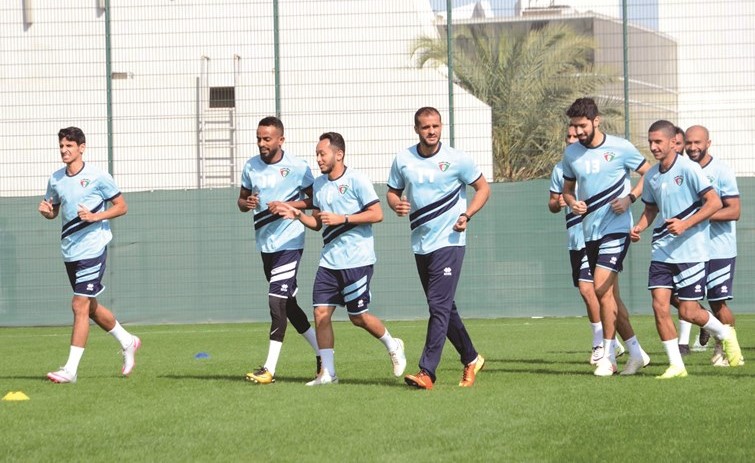 لاعبو المنتخب الوطني خلال أحد التدريبات في معسكر دبي﻿