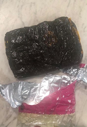 جمارك السالمي تضبط مواطناً بكيلو غرام من الحشيش حاول تهريبه داخل صندوق للبرتقال