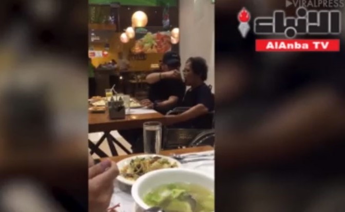 بالفيديو .. ابن بار يطعم والدته داخل مطعم يذيب قلوب رواد مواقع التواصل
