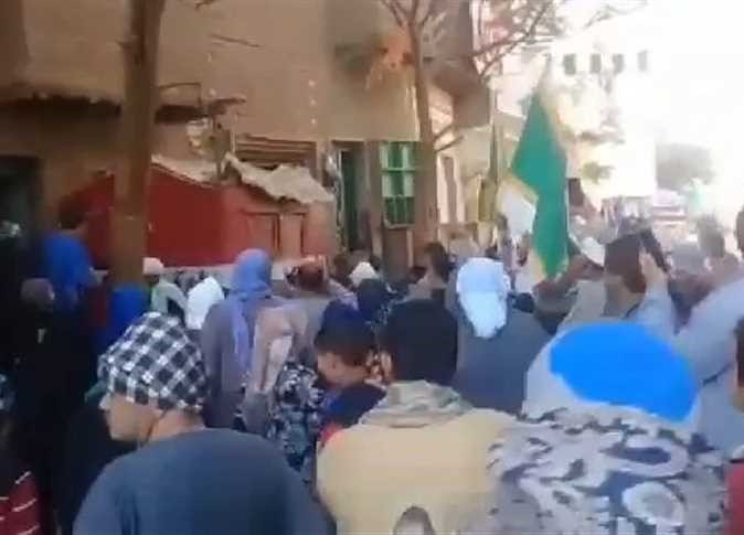 شاهد.. شقيقان مصريان يستخرجان جثة والدهما بعد وفاته بـ5 أشهروسط زفة طافت شوارع القرية ويؤكدان : «أوصانا في المنام بنقله للمنزل» (التفاصيل)