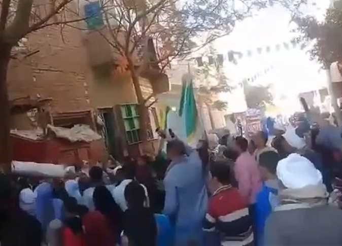 شاهد.. شقيقان مصريان يستخرجان جثة والدهما بعد وفاته بـ5 أشهروسط زفة طافت شوارع القرية ويؤكدان : «أوصانا في المنام بنقله للمنزل» (التفاصيل)