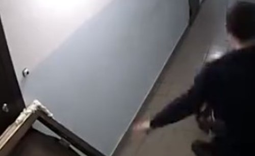 بالفيديو.. رجل يحطم باب منزله باستخدام امرأة !