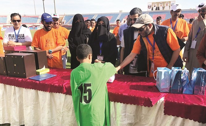جانب من تكريم المشاركين في الماراثون﻿