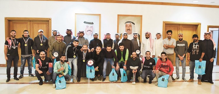 الهزيم يتوسط مسؤولي زين ومنظمي البطولة والفائزين﻿