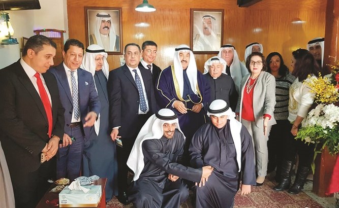 سمو الشيخ ناصر المحمد والقس عمانويل غريب وعدد من المهنئين بالمناسبة ﻿