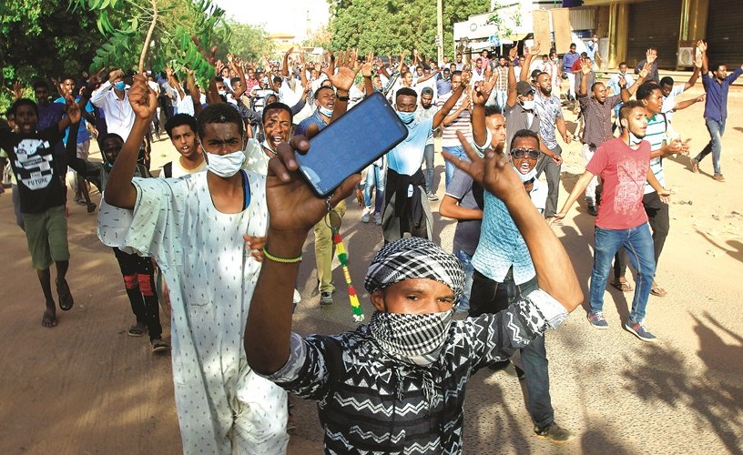 محتجون يتظاهرون في الخرطوم ضد سياسات الحكومة والاوضاع الاقتصادية الصعبة	(رويترز)﻿