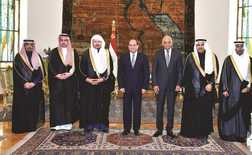 الرئيس عبدالفتاح السيسي في صورة تذكارية مع د.عبدالله بن محمد آل شيخ رئيس مجلس الشورى السعودي والوفد المرافق له﻿