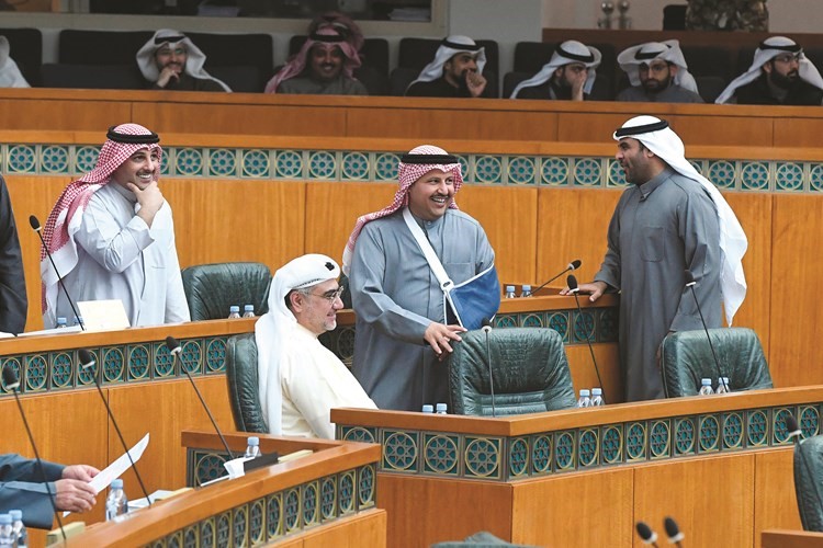 يوسف الفضالة وطلال الجلال وخالد الشطي واحمد الفضل خلال الجلسة﻿