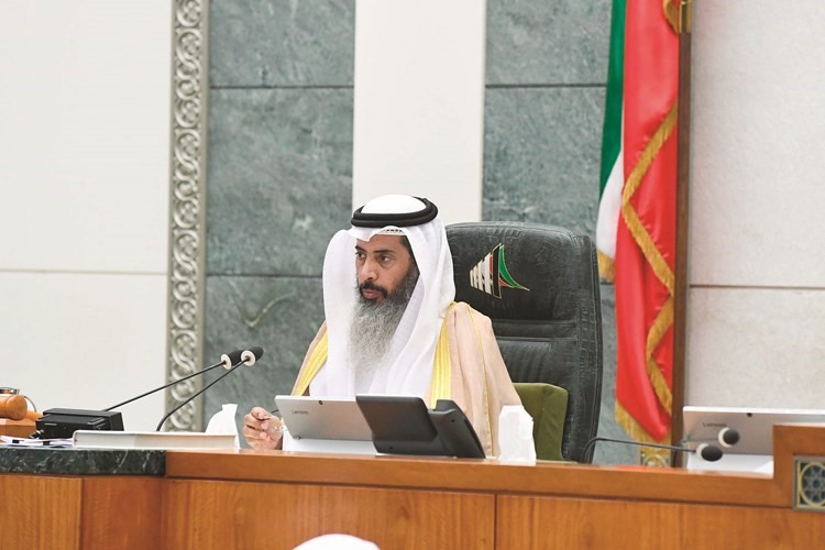 مراقب مجلس الأمة النائب نايف المرداس مترئسا جزءا من الجلسة﻿