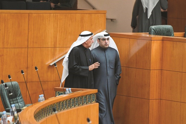 د. عبدالكريم الكندري وعبدالله الرومي لحظة دخولهما القاعة﻿
