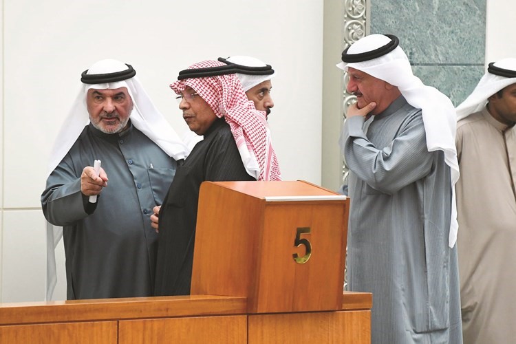 الشيخ خالد الجراح متوسطا عيسى الكندري ونايف المرداس وصالح عاشور﻿