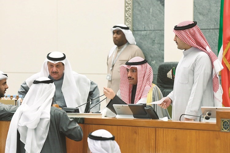 الغانم مترئسا الجلسة وبجواره نائب الرئيس عيسى الكندري وأحمد الفضل﻿