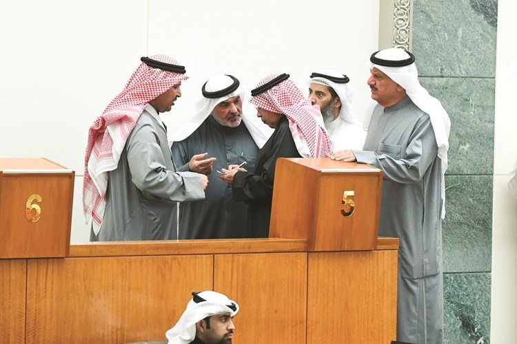 وزير الداخلية الشيخ خالد الجراح متوسطا مجموعة من النواب﻿