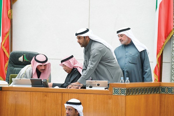 رئيس مجلس الأمة مرزوق الغانم على المنصة وبجواره الشيخ خالد الجراح ويوسف الفضالة وصالح عاشور     (هاني الشمري)