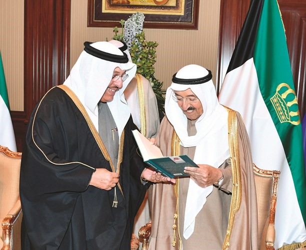 صاحب السمو الأمير الشيخ صباح الأحمد يتلقى كتابا من حمد العامر﻿