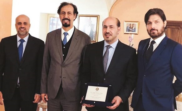 السفير الشيخ علي الخالد مع صقر الريسي خلال الحفل ﻿