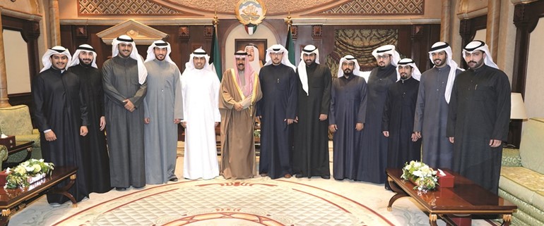 سمو ولي العهد الشيخ نواف الأحمد خلال استقباله عددا من الطلبة ﻿