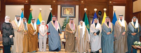 صاحب السمو الأمير الشيخ صباح الأحمد وسمو ولي العهد الشيخ نواف الأحمد وسمو رئيس الوزراء وأنس الصالح مع الوزراء