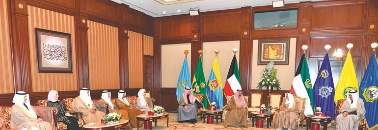صاحب السمو الأمير الشيخ صباح الأحمد وسمو ولي العهد الشيخ نواف الأحمد وسمو رئيس الوزراء الشيخ جابر المبارك مع الوزراء الجدد﻿