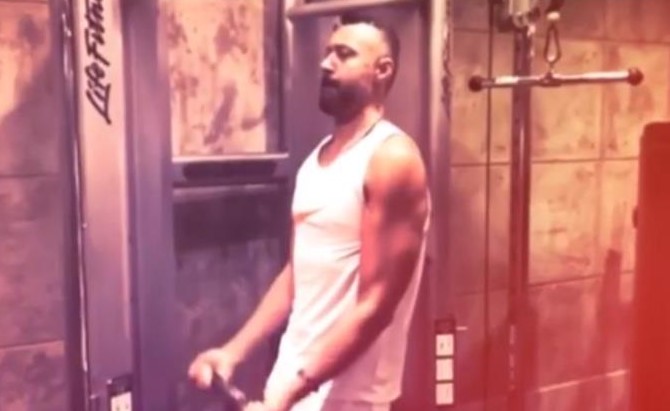 بالفيديو.. أحمد فهمي يبرز عضلاته في "الجيم" ويعلق "ثق في نفسك"