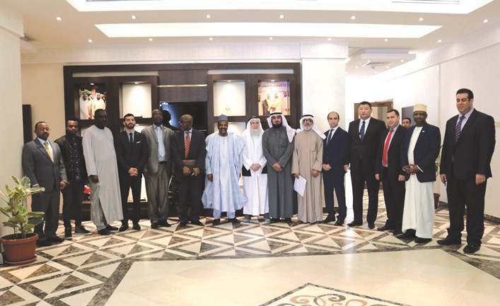 صورة جماعية للسفراء والحضور خلال حفل التخرج ﻿