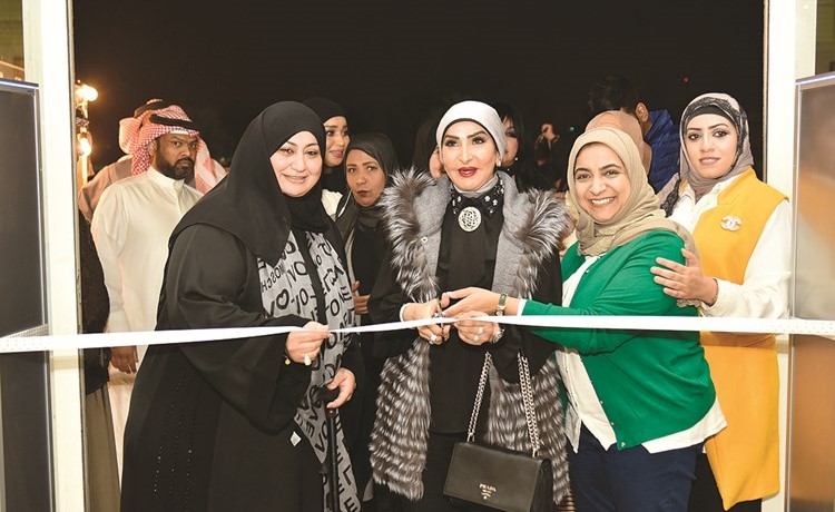  الشيخة انتصار المحمد وأميرة المسعود وعدد من الحضور لدى افتتاح المعرض	 (محمد هنداوي)﻿