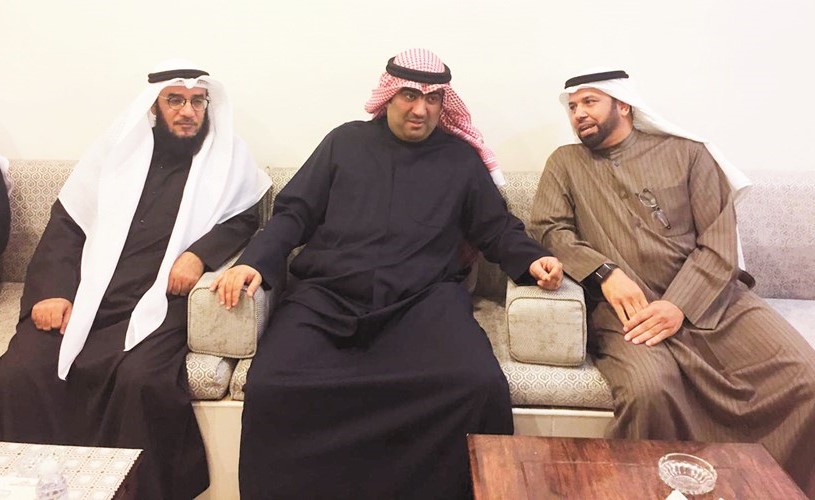 الوزير خالد الروضان خلال زيارته ديوانية عبد السلام الرندي ﻿