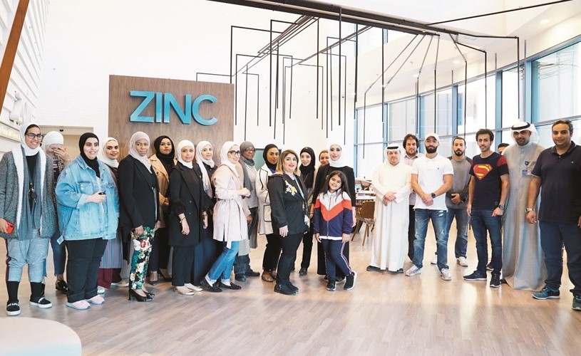 فريق زين مع مجموعة من المشاركين في إحدى الورش بمركز زين للإبداع ZINC ﻿