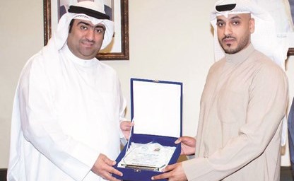 الروضان مكرما احد الموظفين المتميزين﻿